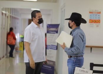 Director de Atención Ciudadana escucha y atiende a adultos mayores que tramitan credencial de INAPAM