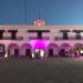 Se ilumina Presidencia Municipal de color rosa