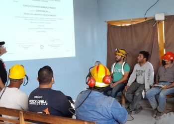 Personal de Presidencia Municipal de Ocampo en coordinación con personal de la Empresa impartiendo curso de primeros auxilios al personal de la Mina La Pasión