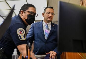 Instalan extensión de la Plataforma Escudo Chihuahua en el despacho del Presidente Municipal