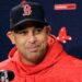 Alex Cora seguirá tres años al frente de Medias Rojas