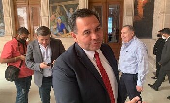 Llega Cruz a palacio para reunión con Maru; le pidió audiencia