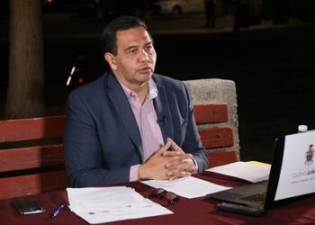 Atiende inquietudes Cruz Pérez Cuellar en su primer en vivo