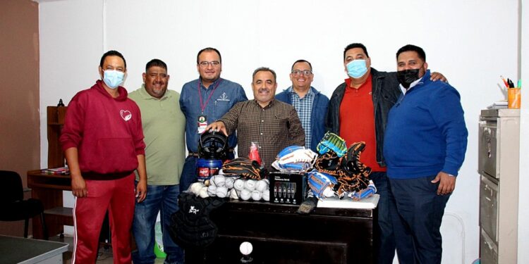 Entrega presidente municipal, equipo deportivo al comité de padres de familia de la escuelita de béisbol Jumanos