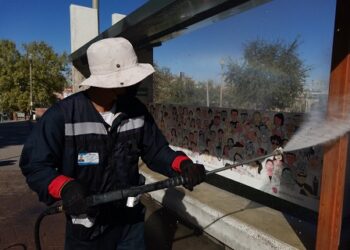 Desinfecta Municipio paradas de camión de forma diaria y permanente