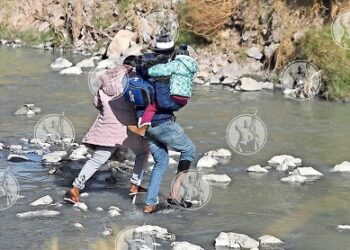 Se entregan haitianos en frontera de EU