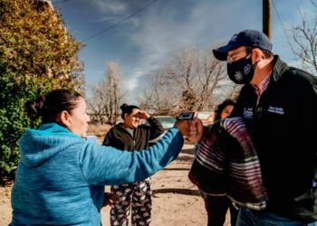 Entrega Bonilla paquetes invernales en El Sauz