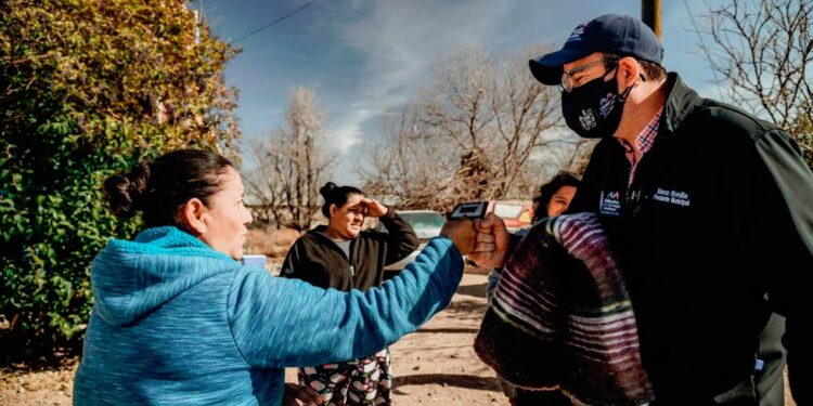Entrega Bonilla paquetes invernales en El Sauz