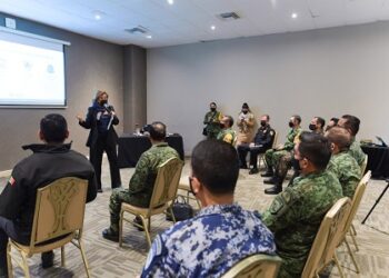 Imparte Maru Campos conferencia ante militares que cursan la Maestría en Seguridad del Colegio de Defensa Nacional￼