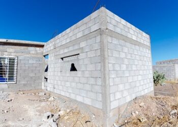 Apoya Gobierno Municipal con material de construcción a Derenice para redignificar su casa
