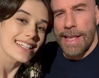 John Travolta canta y acompaña a su hija en su debut como cantante