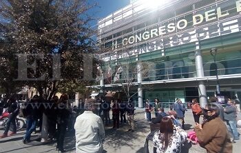 Se manifiestan defraudados de Aras frente a Congreso