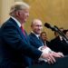 Mientras Rusia ataca a Ucrania, Trump vuelve a elogiar a Putin