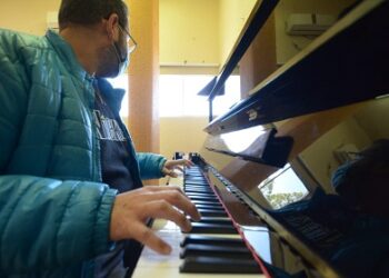 Ofrece Facultad de Artes talleres de música y artes plásticas en línea