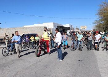 Dio Andrés Ramos de Anda Presidente Municipal, banderazo de arranque de bicicletada organizada por CETIS 98