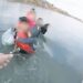 Arrastra corriente a familia en el río