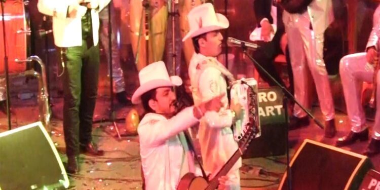 Los Dos Carnales agasajaron a los irapuatenses con su música norteña