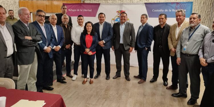 Presenta alcalde a empresarios industriales programa Adopta un Parque