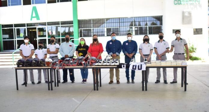 Entrega Filosofía y Letras equipo deportivo al Bachilleres 4