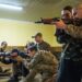 Clases militares exprés para luchar en el frente de batalla en Ucrania
