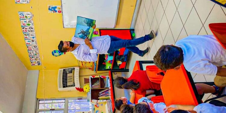 Llevan la biblioteca móvil al Kínder Mawechi en Meoqui