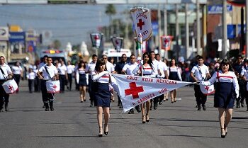 Desfilan para conmemorar el Día Mundial de la Cruz Roja
