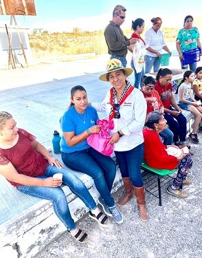 Entrega DIF juguetes a niños y niñas de los ejidos del desierto coahuilense