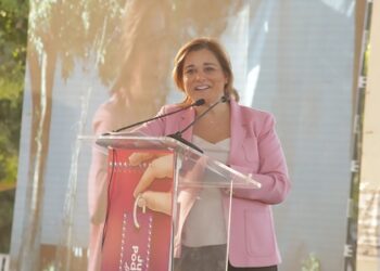 Acompaña Presidente Municipal a la Gobernadora en entrega de tarjetas a mujeres juarenses