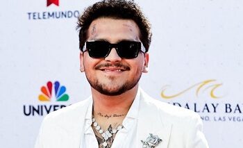 Captan a Christian Nodal de la mano con misteriosa mujer previo a un concierto