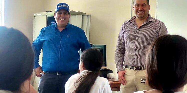 Acompaña dip. Edgar Piñón al alcalde de Matamoros, al inicio de obra rural y entrega de útiles escolares