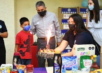 Apoyan estudiantes de la UACH a asociación de niños con cáncer