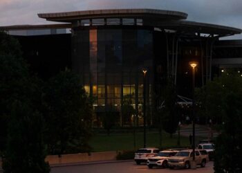 Tirador del centro médico de Tulsa compró rifle horas antes del ataque