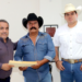 Entrega el presidente municipal Andrés Ramos, planos de asignación de terrenos para titulación
