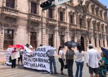 Instalan afectados de Aras plantón frente a Palacio