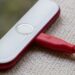 Por qué no debes cargar tu celular con un cable roto