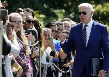 Condonará Biden 10 mil dólares de deuda a estudiantes