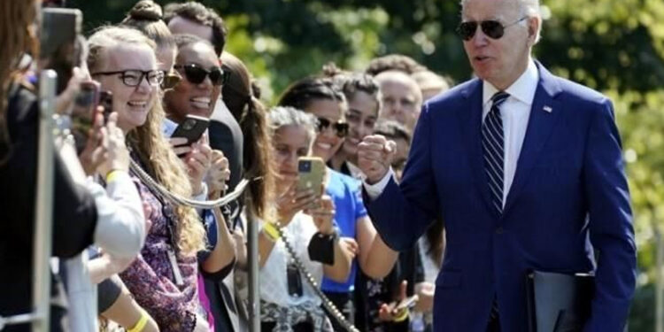 Condonará Biden 10 mil dólares de deuda a estudiantes