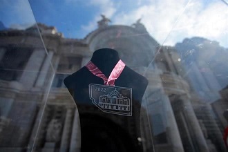 Presentan medalla del Maratón de la CDMX 2022