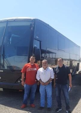 Donan Ojinaguenses  radicados en EU camión de pasajeros y pipa