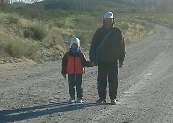 Niño de 7 años camina 10 kilómetros diarios para ir a la escuela