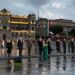 Izan bandera en el Zócalo de CDMX en memoria de víctimas de sismos