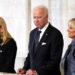 Biden evita fila y ve ataúd de Isabel II desde balcón