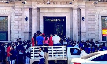 Protestan estudiantes de Educación Física afuera de Rectoría