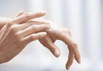 Recomiendan hidratar la piel por frentes fríos