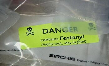 Policías resultaron intoxicados con fentanilo durante redada en EU