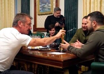 Le entrega Sean Penn su Óscar a Volodymyr Zelensky