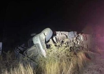 Vuelca tráiler cargado de quesos en la vía corta a Chihuahua
