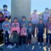 Paramédicos y el grupo juventud de la Cruz Roja regalan juguetes a niños de bajos recursos.