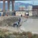 Migrantes se cruzan a EU enfrente de policías y Patrulla Fronteriza