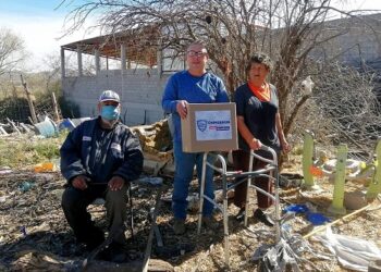 Entrega Ismael Pérez Pavía despensas en comunidades de Meoqui